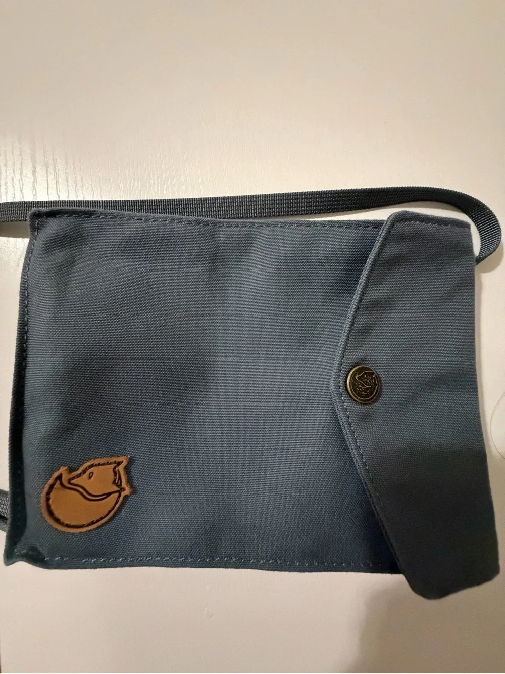 Unisex Grey Kånken Phone Pouch Crossbody Bag